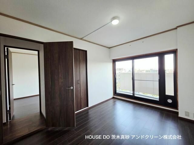 Renovated 4LDK Apartment for Sale near Minami-Ibaraki Station, Osaka - Thumbnail 3