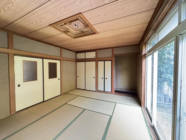 Renovation-Ready 4LDK House with Garage & Garden in Osaka Sayama - Thumbnail 4