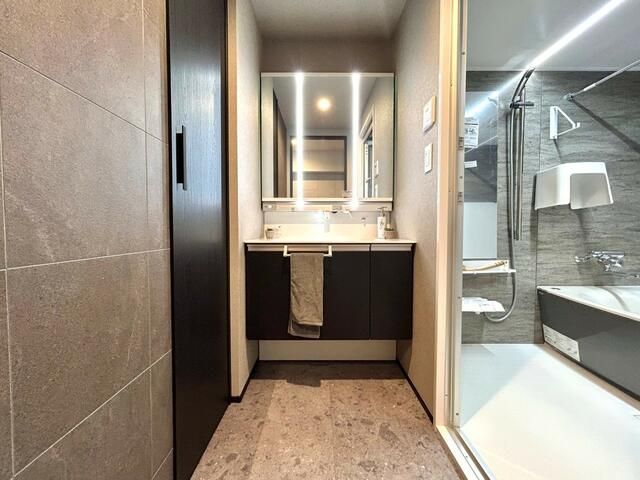 Renovated 2SLDK Apartment in Chiyoda, Tokyo | Near Hanzomon Station - Thumbnail 4