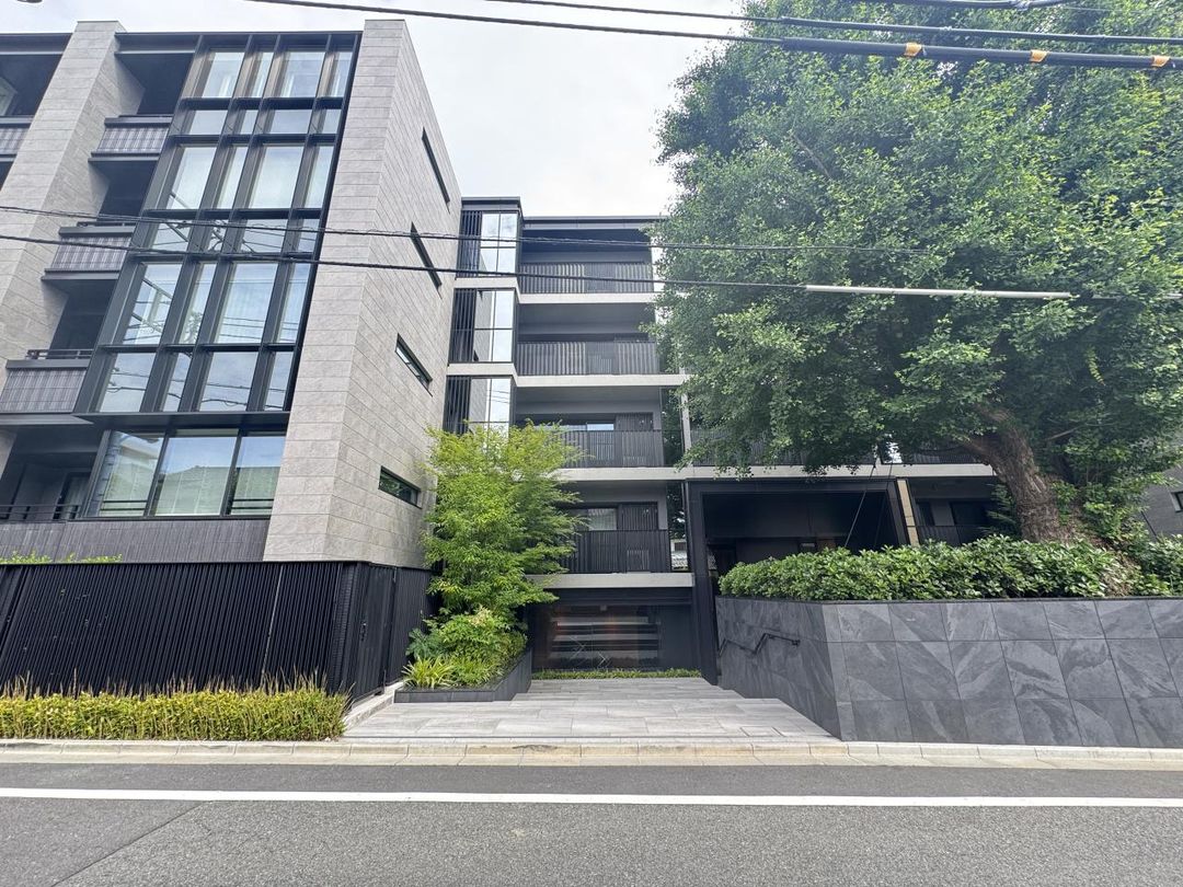 1LDK Apartment in Proud Kagurazaka Hilltop, Shinjuku, Tokyo - Image 1