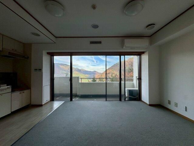 2LDK Apartment for Sale in Hakone with Hot Spring Access - Thumbnail 3