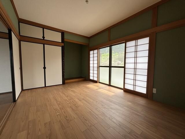 6LDK House with Sea Views in Shikokuchuo, Ehime - Thumbnail 2