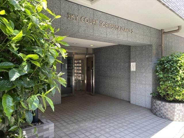 Sky Court Toritsu-Dai 2 Investment Condo for Sale in Meguro - Thumbnail 2