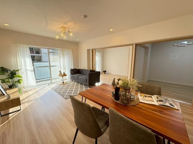 Renovated 4LDK Apartment for Sale in Takatsuki, Osaka - Thumbnail 2