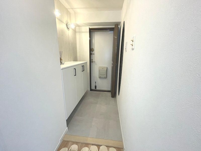 Renovated 3LDK Corner Apartment in Hirakata, Osaka - Thumbnail 2