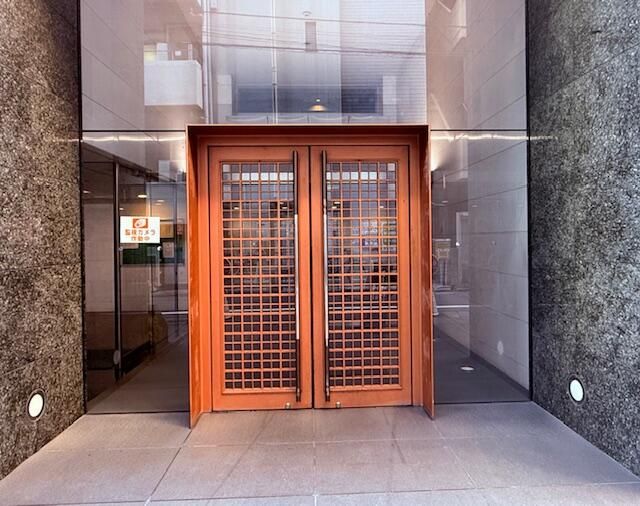 Renovated 1LDK Apartment for Sale in Nishi-Azabu, Tokyo - Thumbnail 2