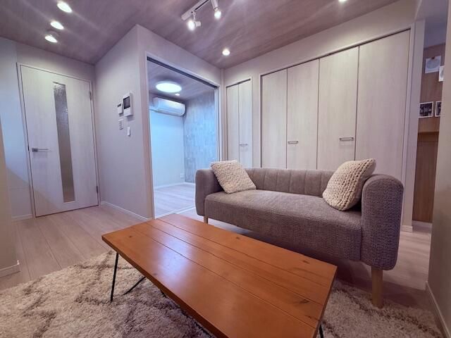 Renovated 1LDK Apartment for Sale in Nishi-Azabu, Tokyo - Thumbnail 3