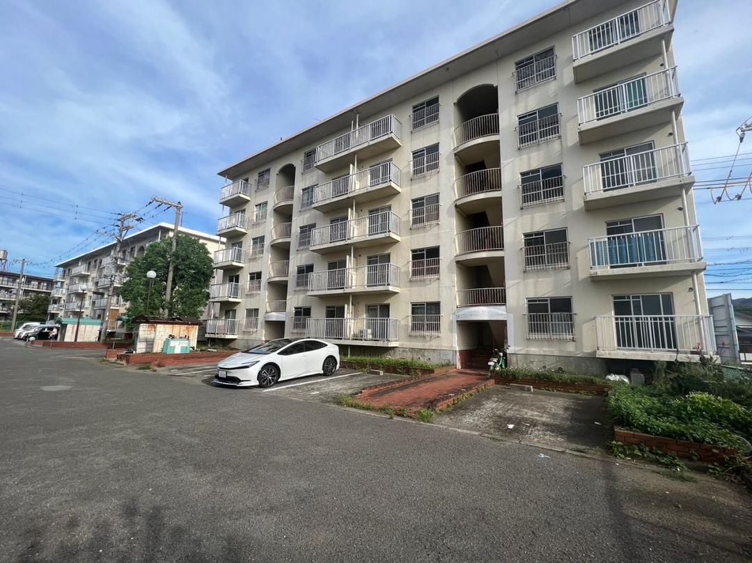 3DK Apartment for Sale in Hannan City, Osaka with Sea Views - Thumbnail 2