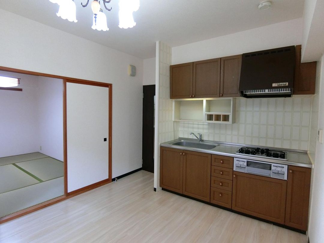 Renovated 2SDK Apartment for Sale in Central Akita City - Thumbnail 4