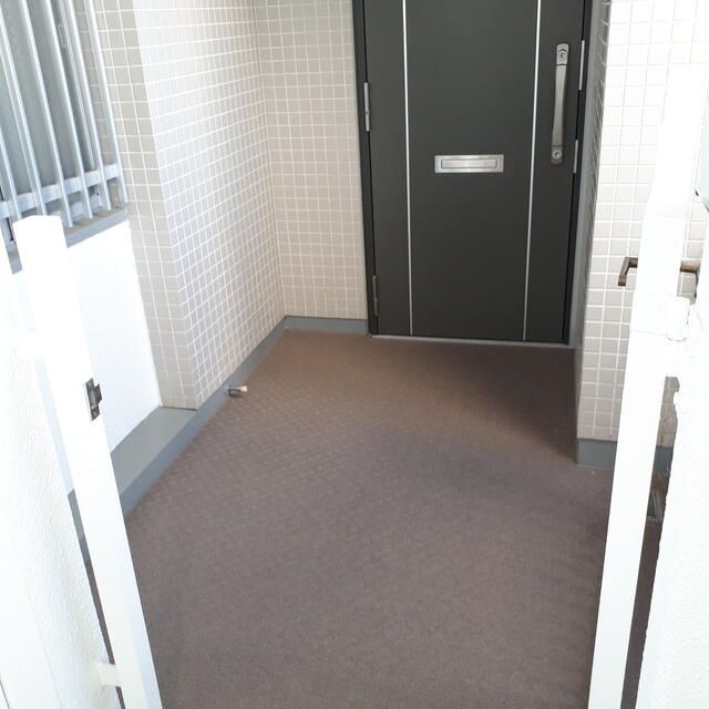 4LDK Apartment with Lofted Ceilings & Parking in Takatsuki - Thumbnail 3