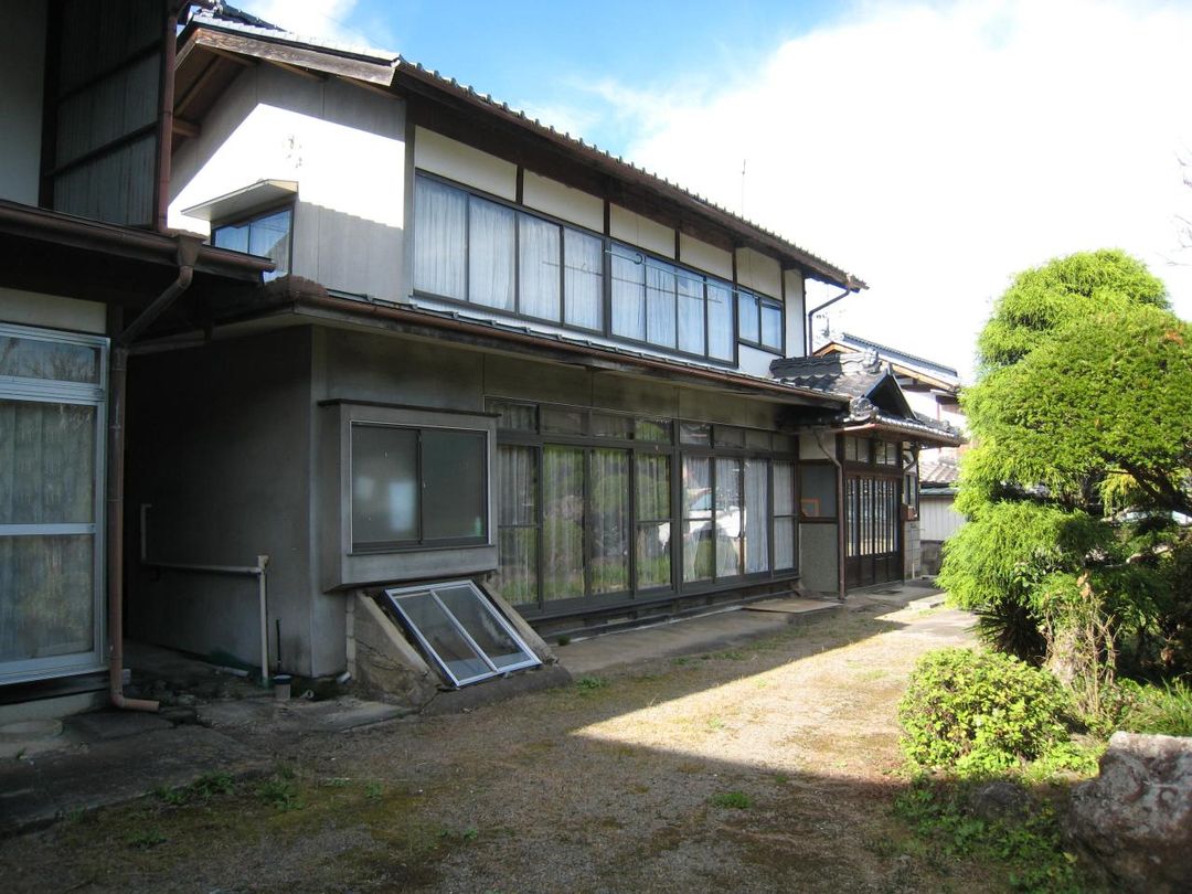 8DK Detached House for Sale in Saku, Nagano - Akiya Bank Property - Thumbnail 2