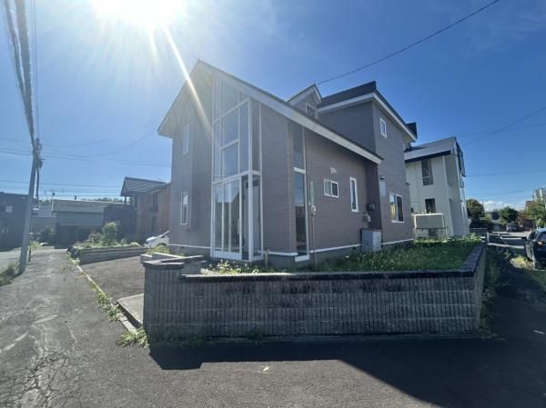 5LDK Detached House for Sale on Corner Lot in Ebetsu, Hokkaido - Thumbnail 2