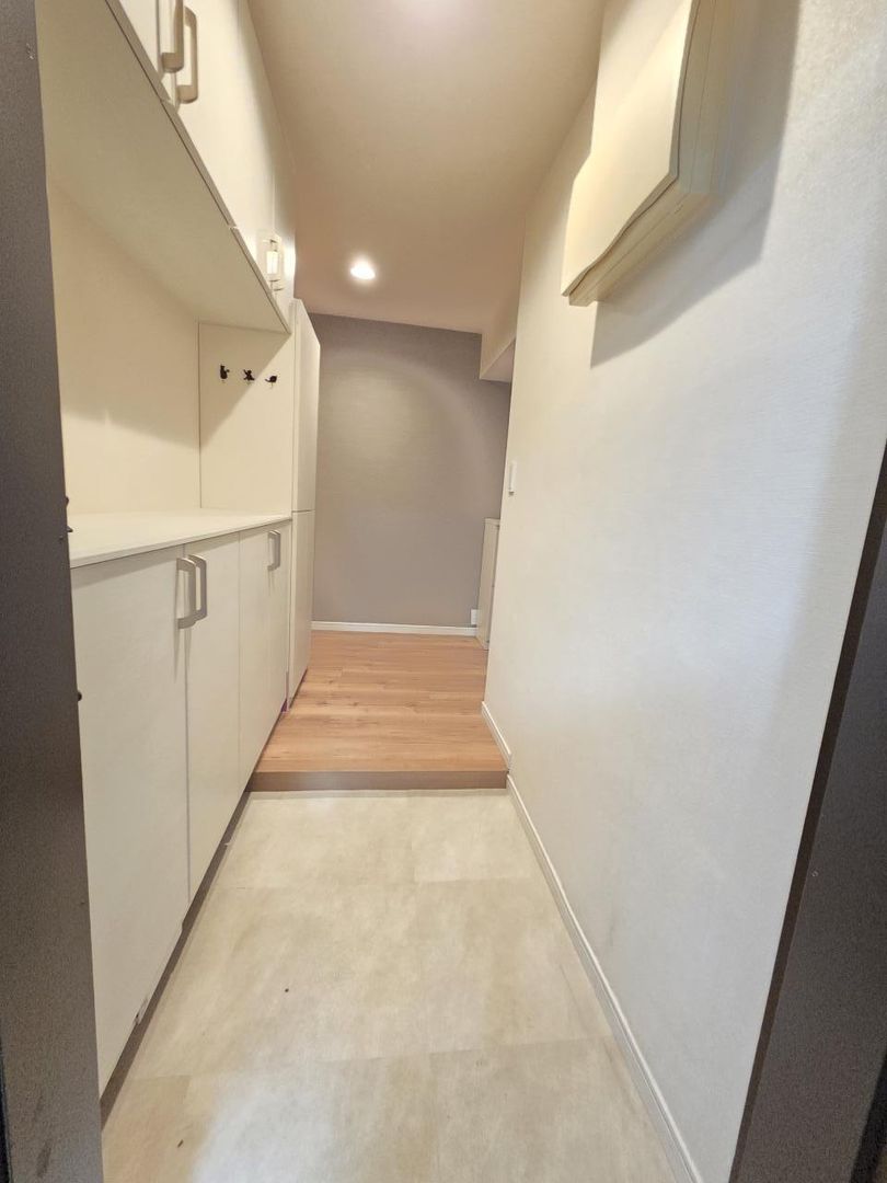Spacious 3LDK Vintage Apartment for Sale in Meguro, Tokyo - Thumbnail 4