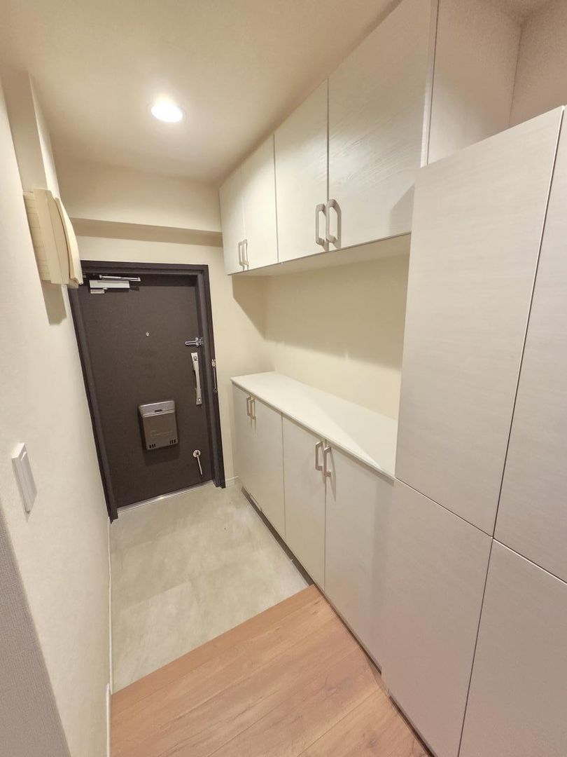 Spacious 3LDK Vintage Apartment for Sale in Meguro, Tokyo - Thumbnail 3