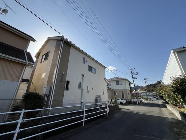 4LDK House for Sale in Yamakita, Kanagawa - 2010 Build, Corner Lot - Thumbnail 3