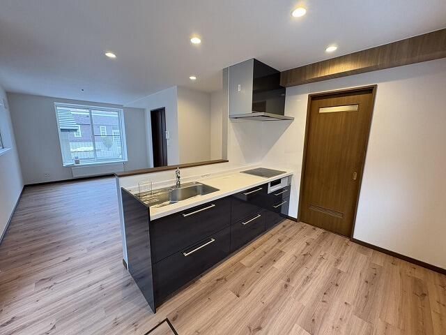 Renovated 5LDK House in Sapporo Teine Ward with 3 Parking - Thumbnail 4