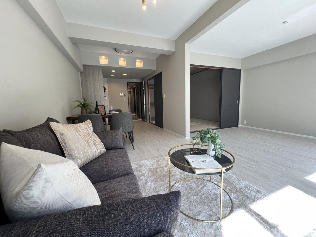 Renovated 2LDK Apartment near Higashi-Mikuni Station, Osaka - Thumbnail 2