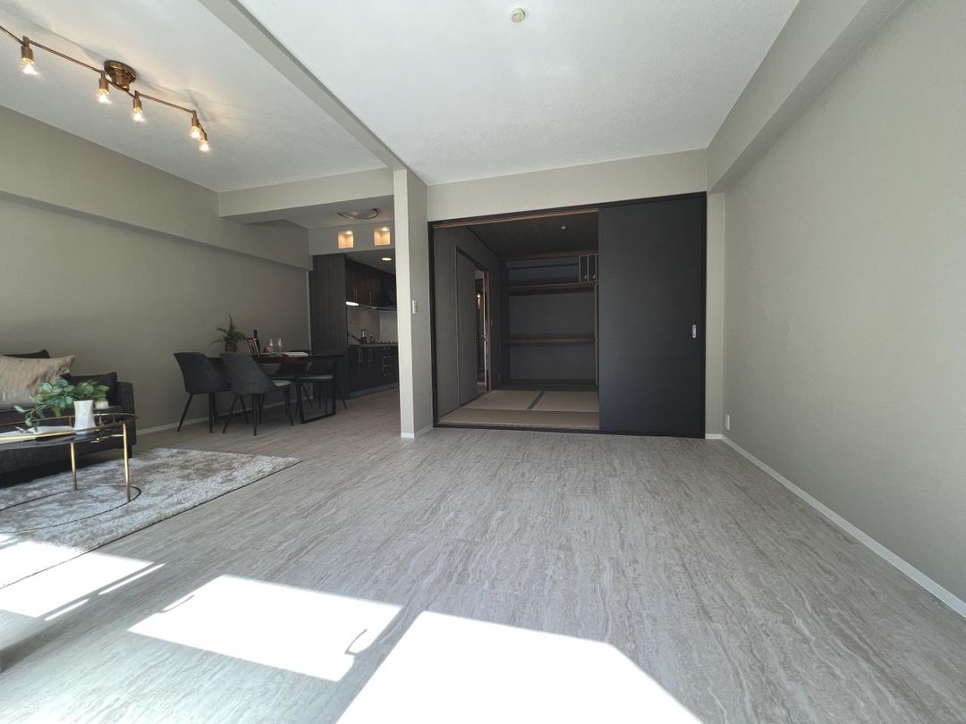 Renovated 2LDK Apartment near Higashi-Mikuni Station, Osaka - Thumbnail 3
