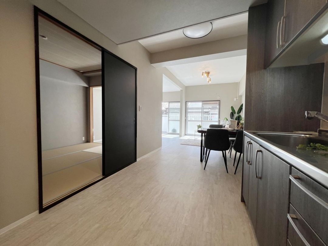 Renovated 2LDK Apartment near Higashi-Mikuni Station, Osaka - Thumbnail 4
