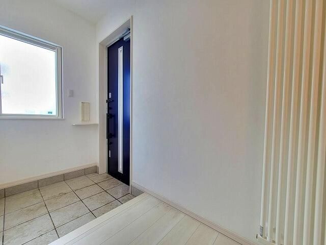 Modern 4LDK House with Sky-Patterned Ceiling in Ebetsu, Hokkaido - Thumbnail 2