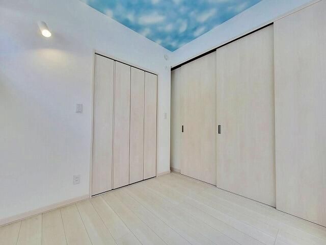 Modern 4LDK House with Sky-Patterned Ceiling in Ebetsu, Hokkaido - Thumbnail 4