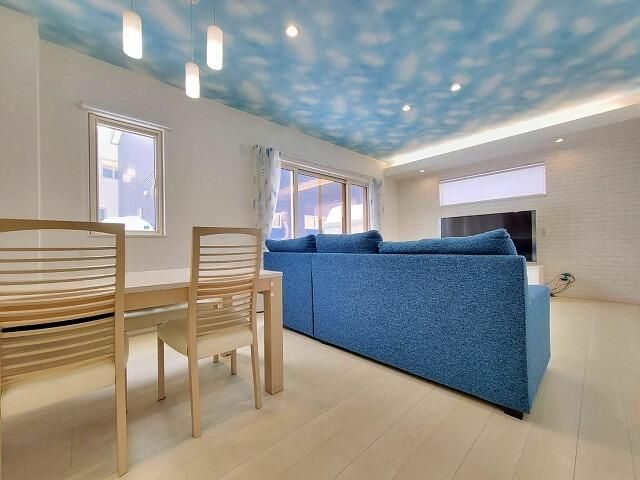 Modern 4LDK House with Sky-Patterned Ceiling in Ebetsu, Hokkaido - Thumbnail 3