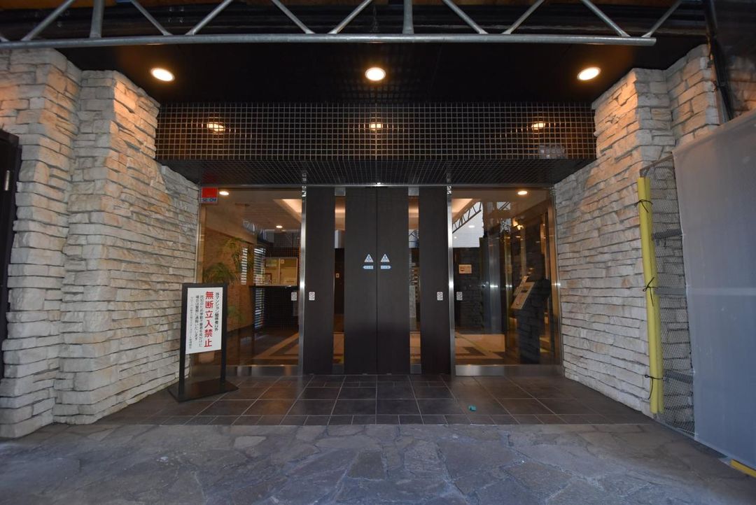 Pet-Friendly 1K Apartment for Sale Near Shin-Okubo Station, Tokyo - Thumbnail 3