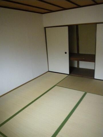 Terrace House for Rent in Suita, Osaka - 1DK Wooden Home - Thumbnail 3