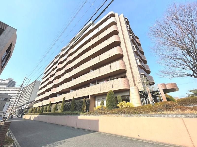 Renovated 3LDK Apartment near Hirakata Park Station, Osaka - Image 1