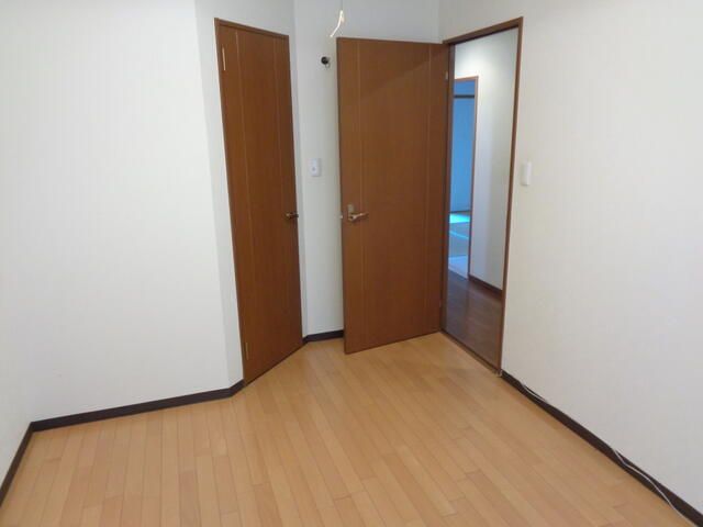 3LDK Apartment for Sale in Takaishi, Osaka - Near Garabashi Station - Thumbnail 3