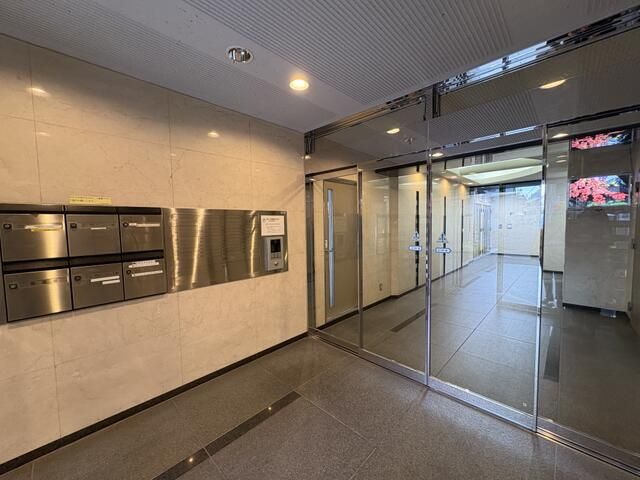 1K Apartment for Sale in Ikebukuro, Tokyo - Dual Sunlight - Thumbnail 2