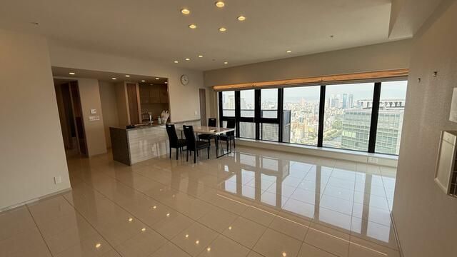 37th Floor 2SDK Apartment in Osaka's Chuo Ward - 2019 Build - Thumbnail 4