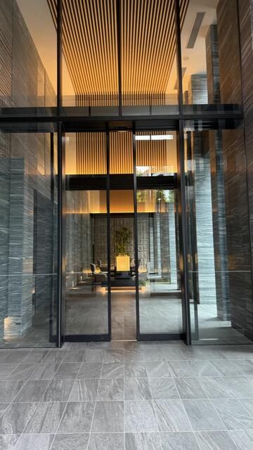 37th Floor 2SDK Apartment in Osaka's Chuo Ward - 2019 Build - Image 1