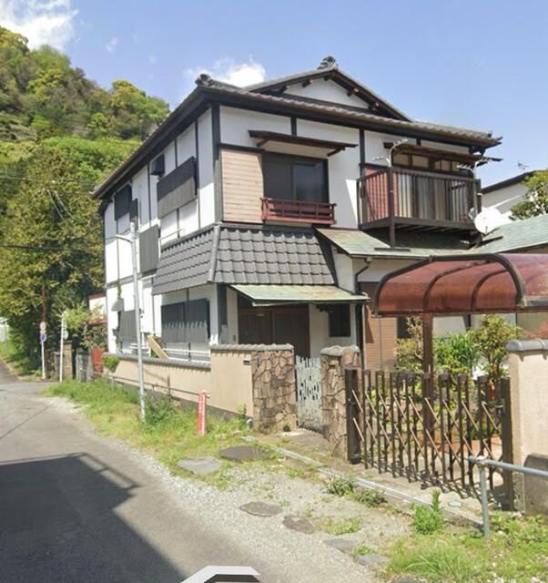 5LDK Detached House for Sale in Yugawara with Hot Spring Potential - Image 1