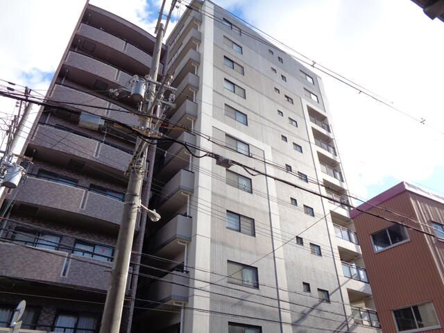 3LDK Apartment for Sale Near Konohana Station, Osaka - Image 1