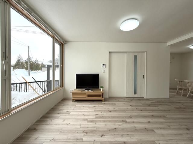 Renovated 3LDK House in Abashiri, Hokkaido with Sea View Potential - Thumbnail 4