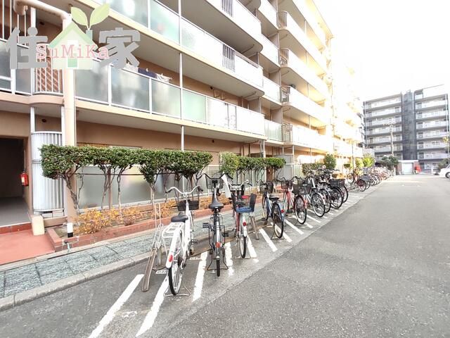 3DK Apartment for Sale in Higashiosaka, Osaka - Near Kawachi-Kosaka Station - Thumbnail 2