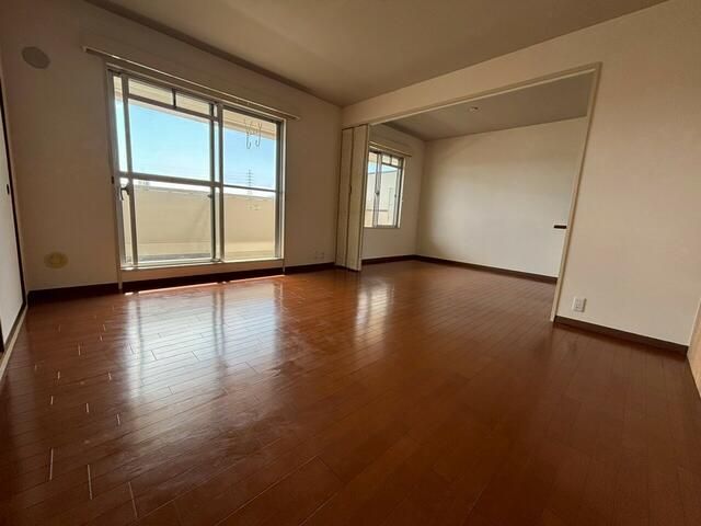 4LDK Top Floor Apartment for Sale in Izumiotsu, Osaka - Thumbnail 2