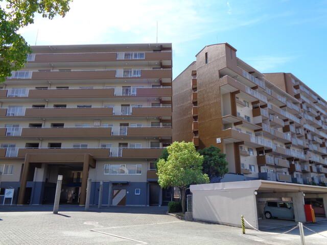 3LDK Apartment for Sale in Tondabayashi, Osaka - 75.54 sqm - Thumbnail 2