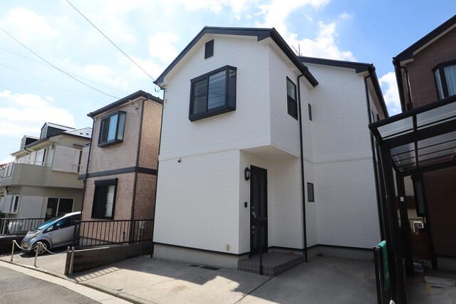Renovated 5LDK Detached House for Sale in Yokohama's Totsuka Ward - Image 1