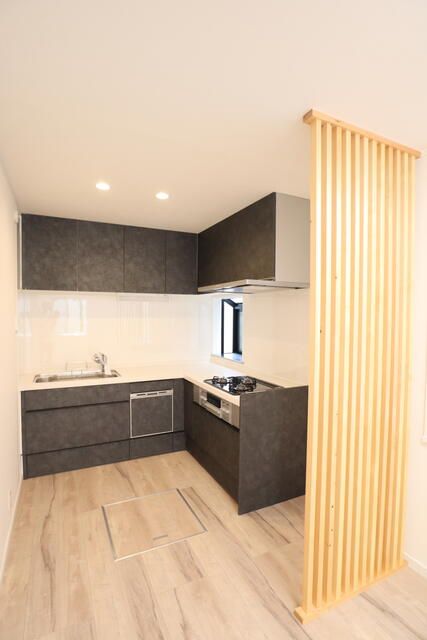 Renovated 5LDK Detached House for Sale in Yokohama's Totsuka Ward - Thumbnail 3