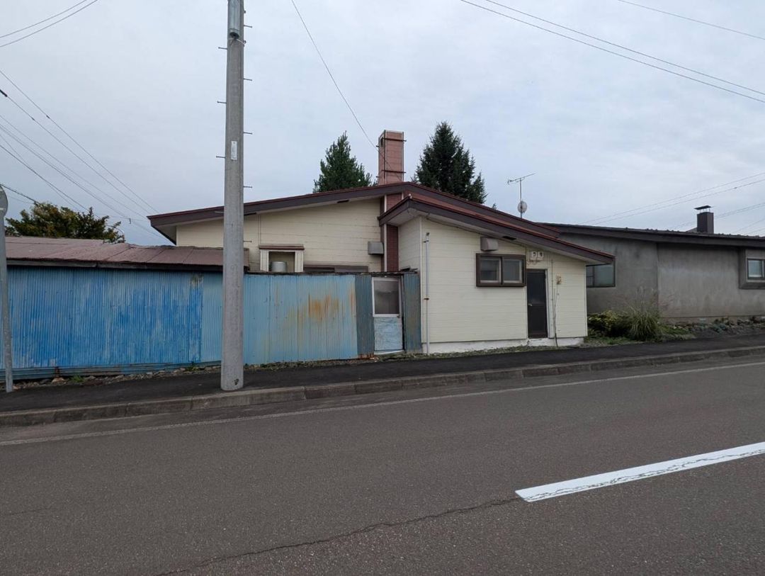 3LDK House on Large Corner Lot in Shintoku, Hokkaido - Thumbnail 3