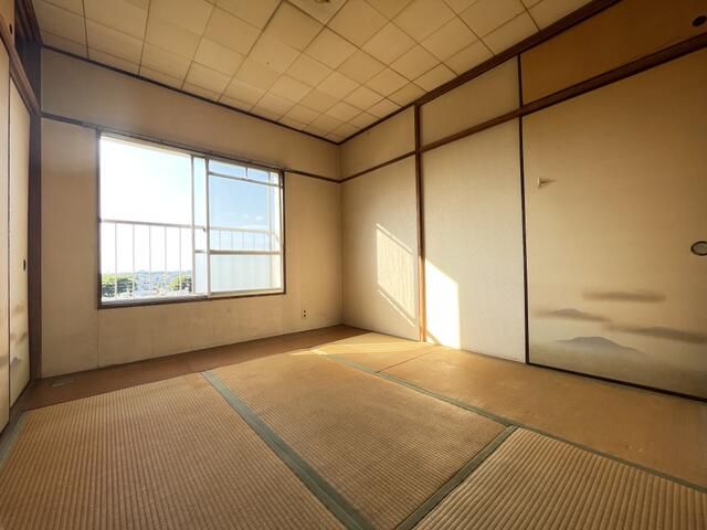 3DK Top-Floor Apartment for Sale in Matsudo, Chiba - Thumbnail 2