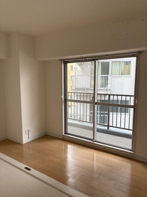 3LDK Corner Apartment with Triple Balcony near Kyobashi Station, Osaka - Thumbnail 4