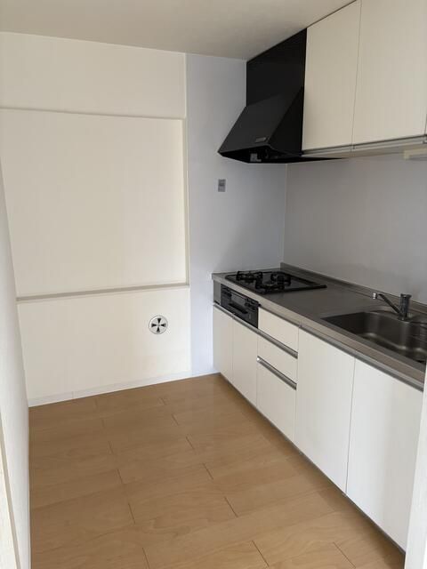 3LDK Corner Apartment with Triple Balcony near Kyobashi Station, Osaka - Thumbnail 2