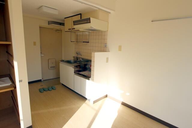 Affordable 1R Apartment in Central Toyama City with Dual Light - Thumbnail 3