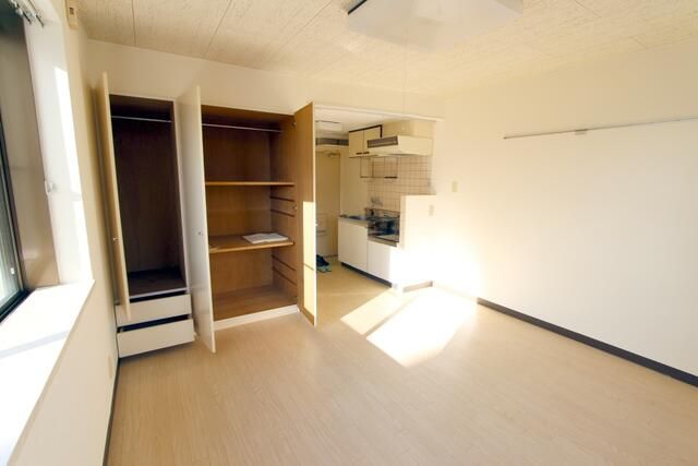 Affordable 1R Apartment in Central Toyama City with Dual Light - Thumbnail 4