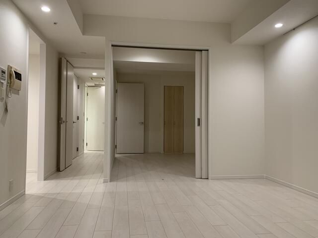Renovated 2LDK Apartment in Shinjuku High-Rise Tower - Thumbnail 3