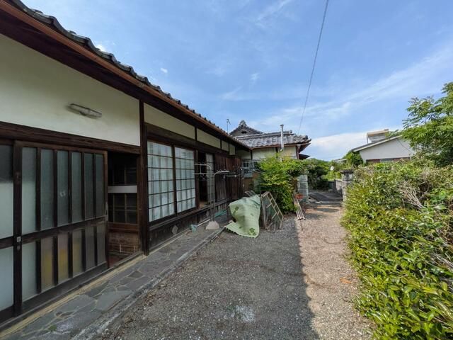 4DK Single-Story House for Sale in Kimino, Wakayama with Large Lot - Thumbnail 2