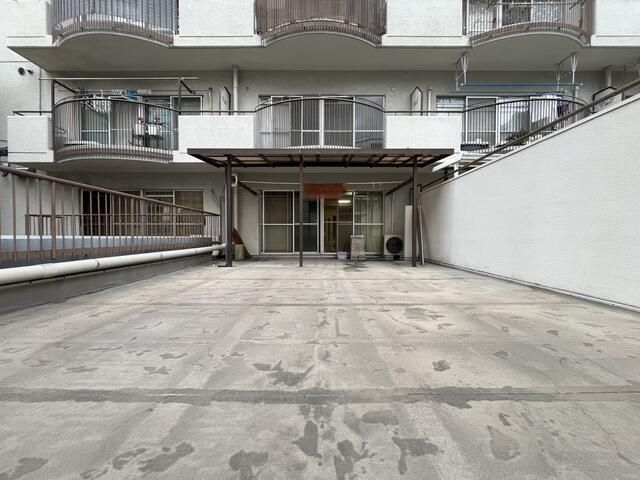 2LDK Apartment with Large Roof Balcony near Yao Station, Osaka - Thumbnail 3